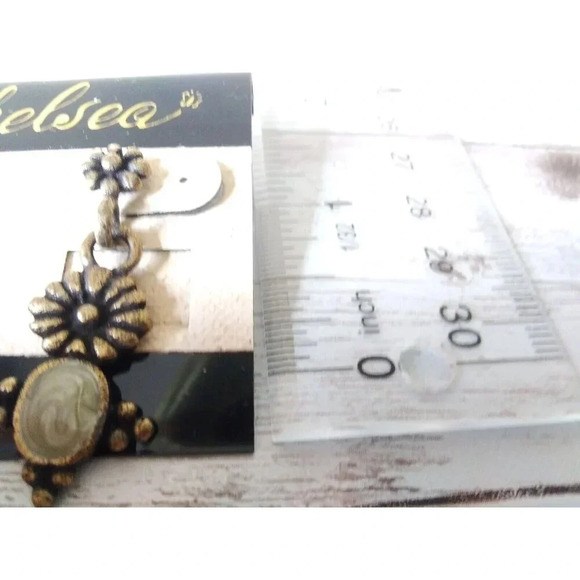 Perfect Condition! 1980s Antique Gold Tone & Green-Gray Flower Earrings - Picture 3 of 4